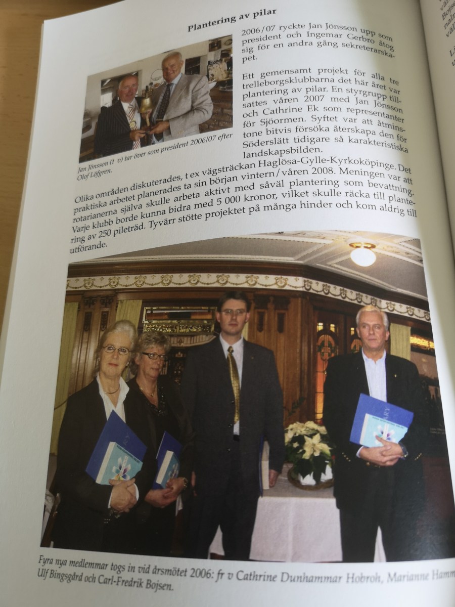 Jag står i mitten i kostym och slips tillsammans med tre andra nya medlemmar