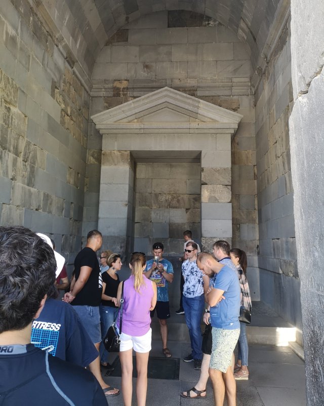 Jerevan Folk inne i tempelbyggnaden. Längs bak finns platsen där offerriten utfördes