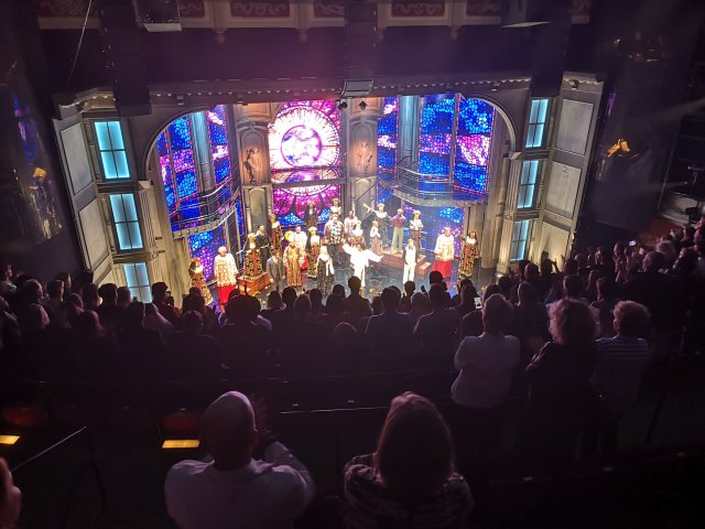 Publiken står upp och applåderar