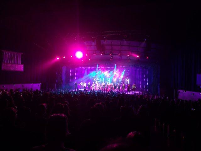 Musikal Scenen är som en konserscen och publiken står upp