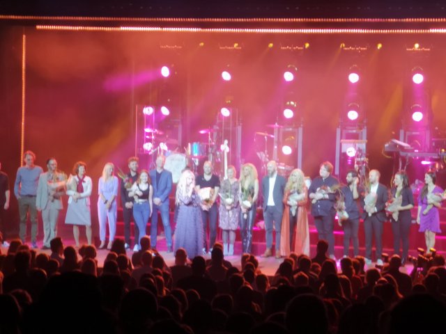 Musikal Sanne Salomonsen på scen tillsammans med ensemblen