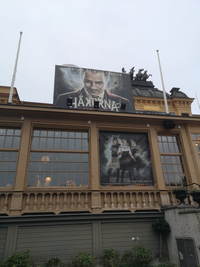 Musikal En stor reklamskylt på Cirkus tak med en bild på Darryl van Horn