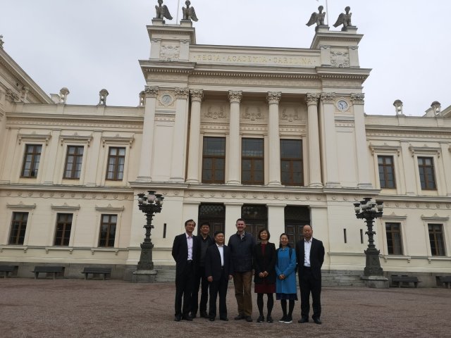 Gruppen uppställd framför Universitetshuset