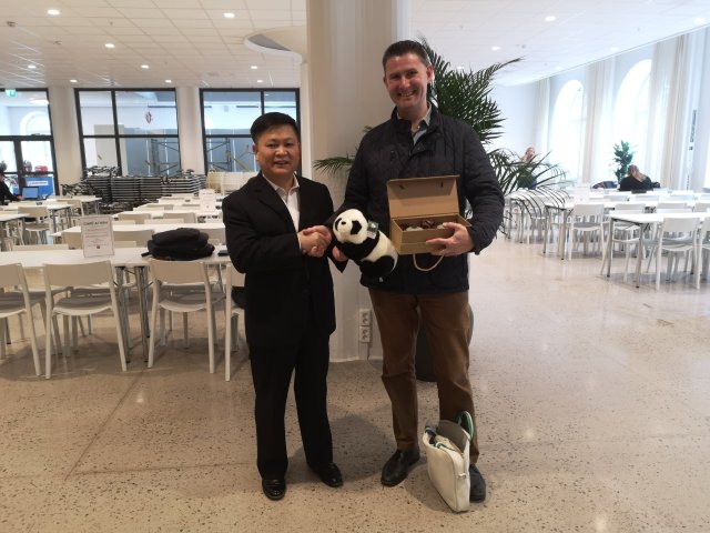 Jag får gåvor av delegationens ledare