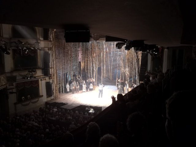 Tevye mitt på scen och tar emot applåderna