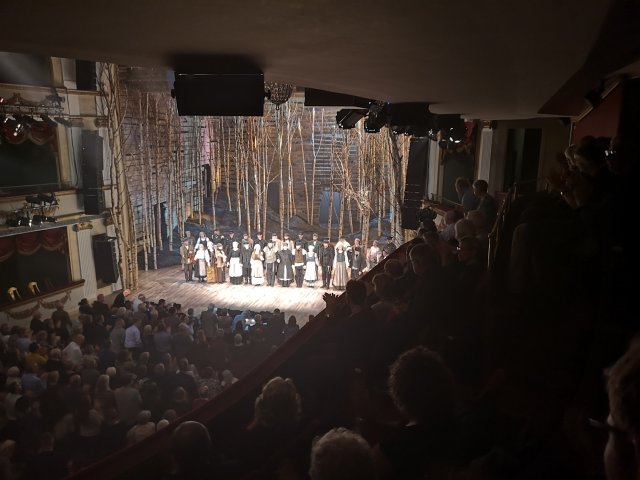 Hela ensemblen på scen