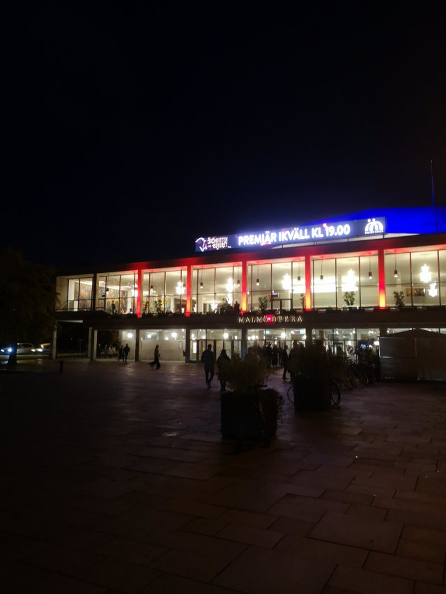 Musikal Bild på Malmö Opera utifrån med texten Premiär Skönheten och odjuret